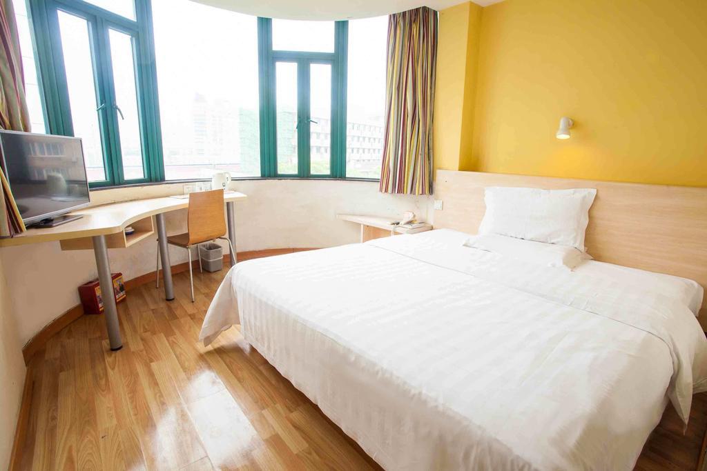 7Days Inn Wuzhou South Railway Station Cangwu Номер фото