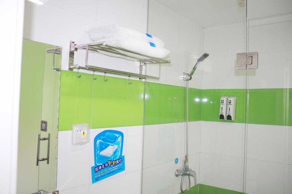 7Days Inn Wuzhou South Railway Station Cangwu Номер фото