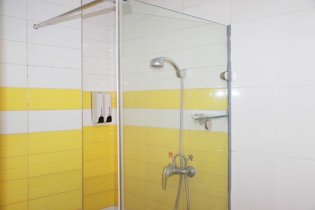 7Days Inn Wuzhou South Railway Station Cangwu Номер фото